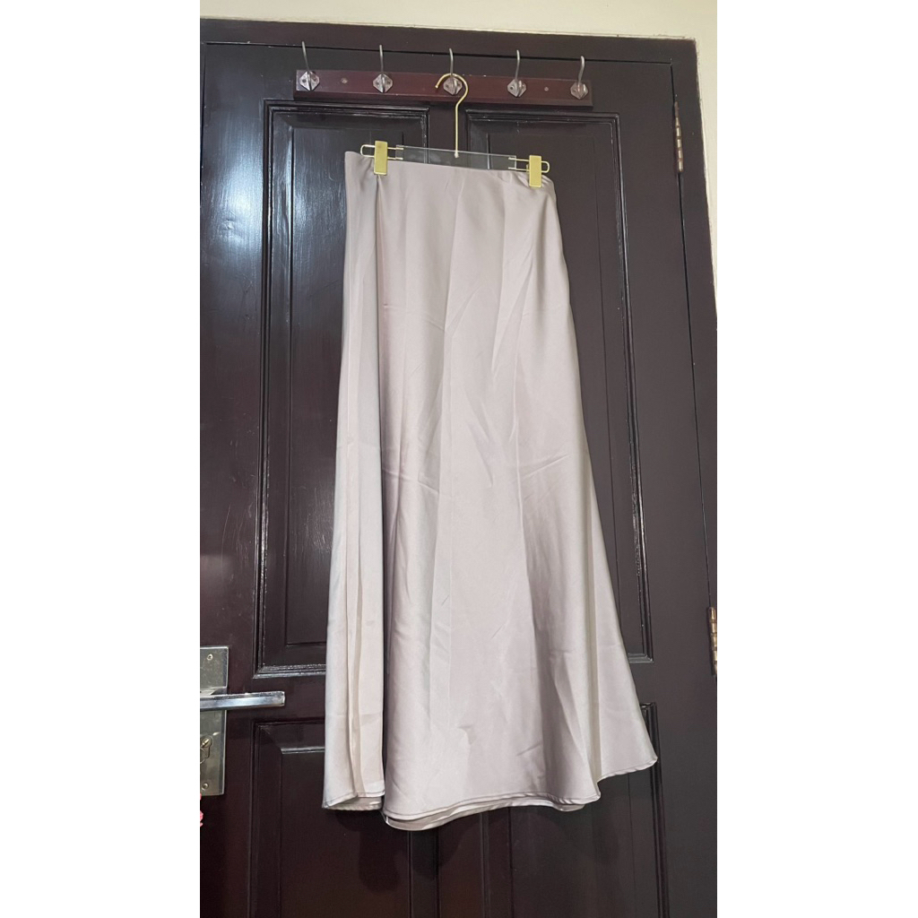 (Preloved) Satin skirt abu silver