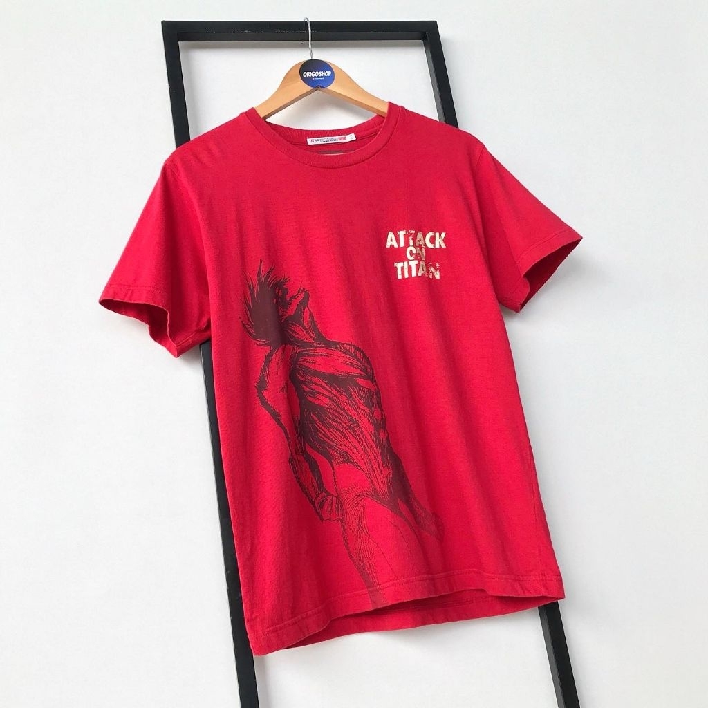 Kaos UNIQLO x AOT Merah Size M