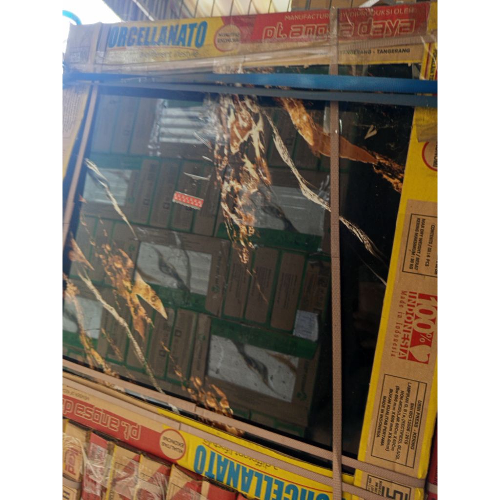 Granit ikad porcelanto 60x60 motif serat emas