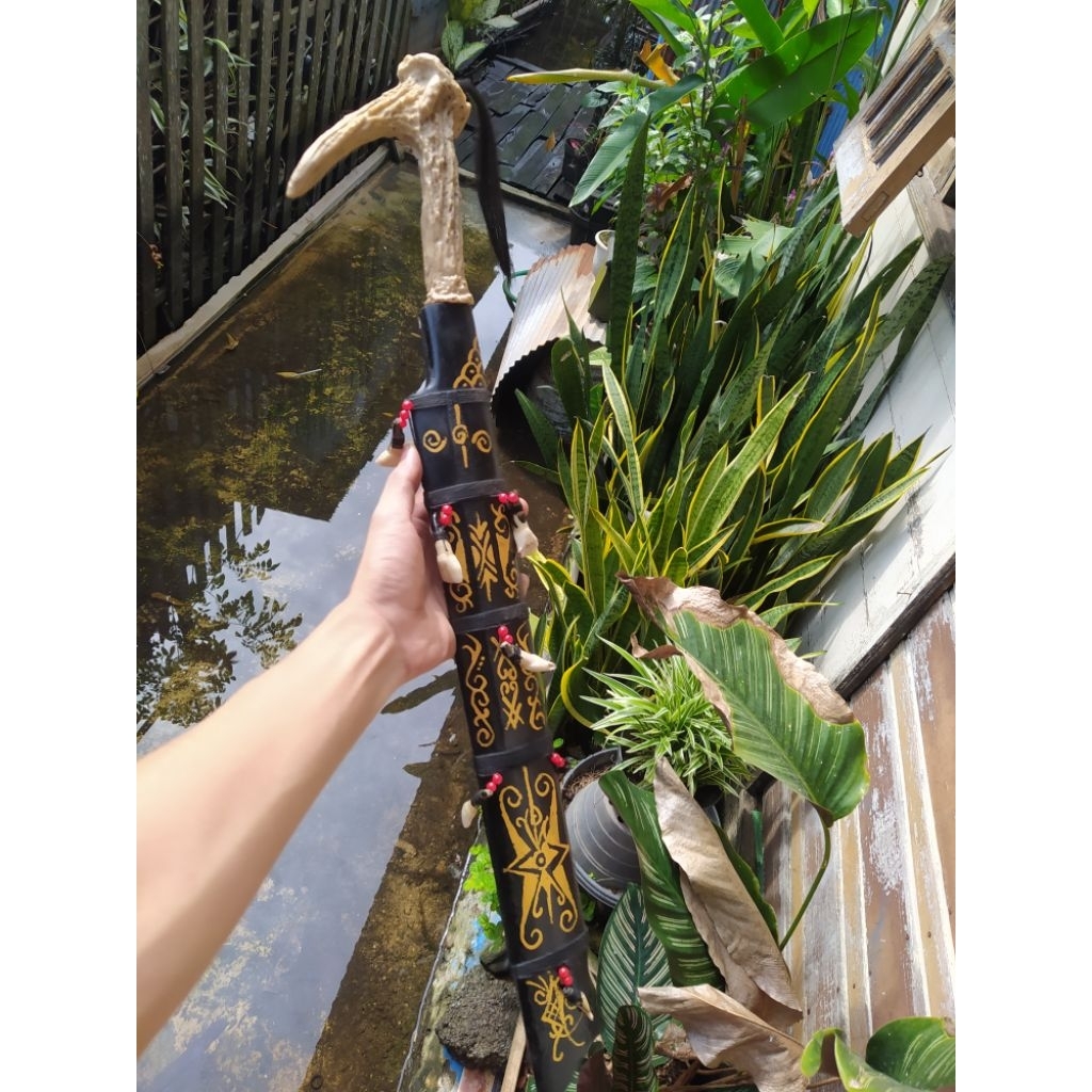 mandau pajangan dinding bahan baja plat PB 43CM GAGANG PIBER MOTIF SARUNG KAYU