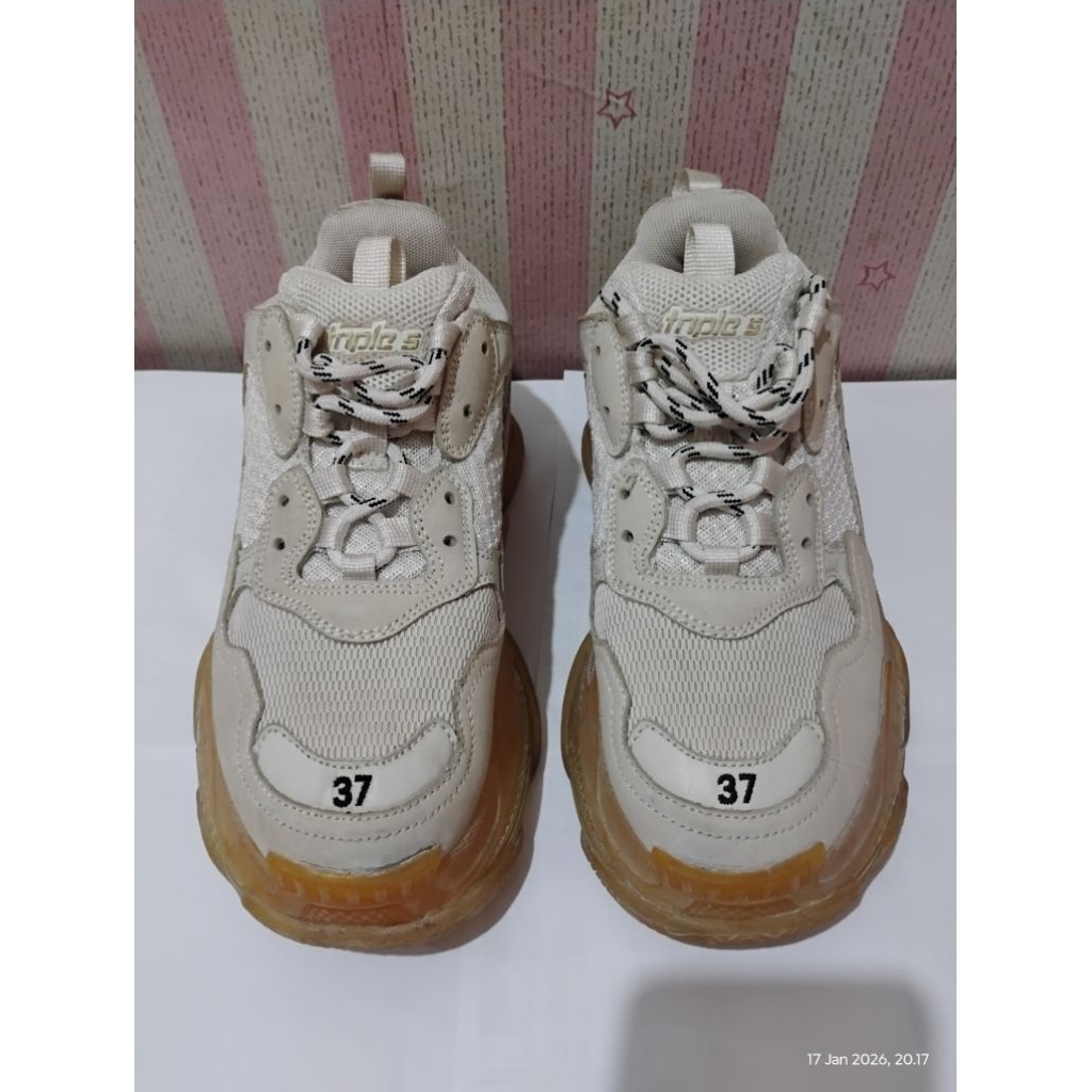 Sepatu Sneaker Preloved Balenciaga Triple S White Size 37