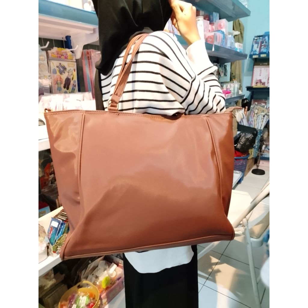 Tas Wanita Tote Kekinian Simple Elegan Muat Banyak