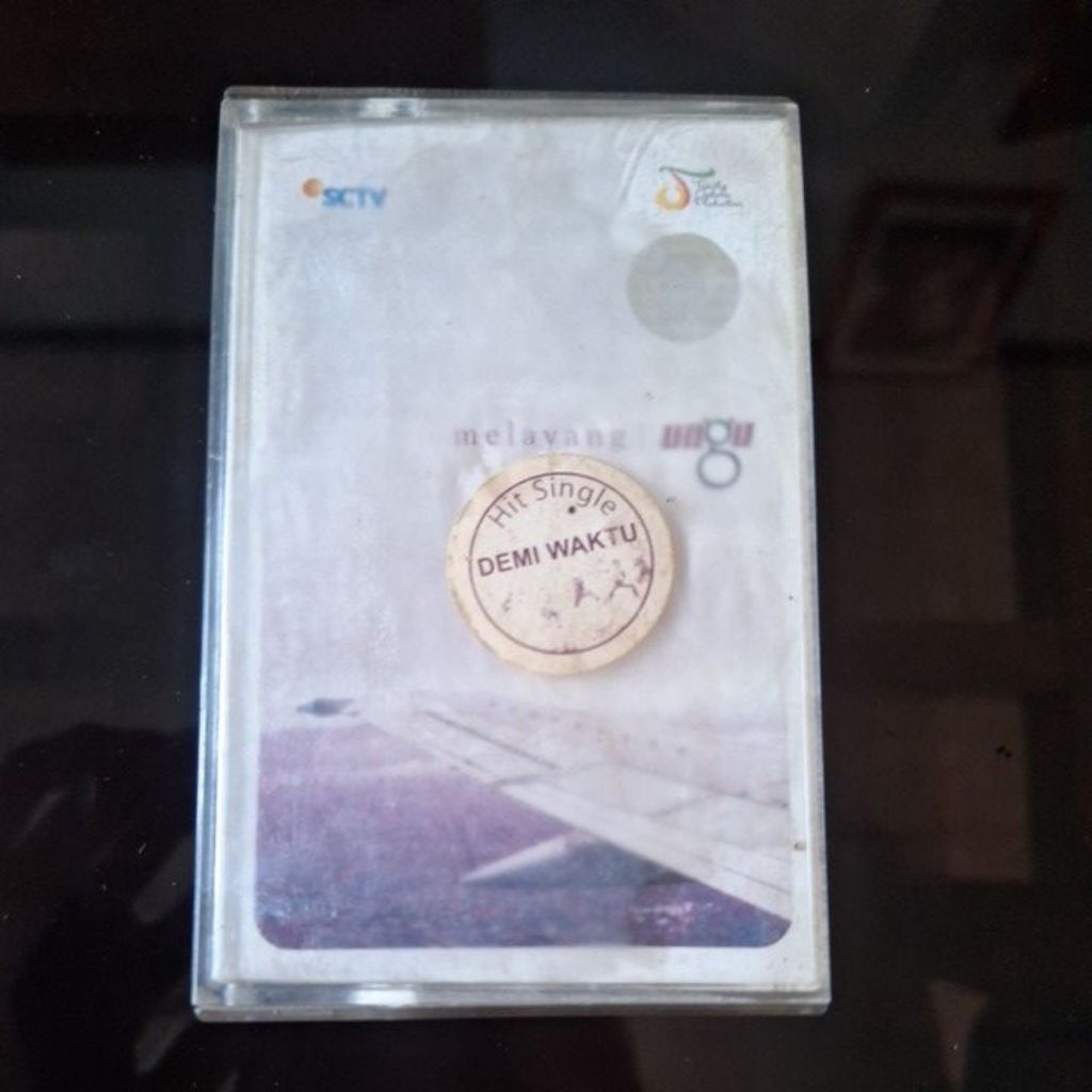 kaset pita ungu melayang