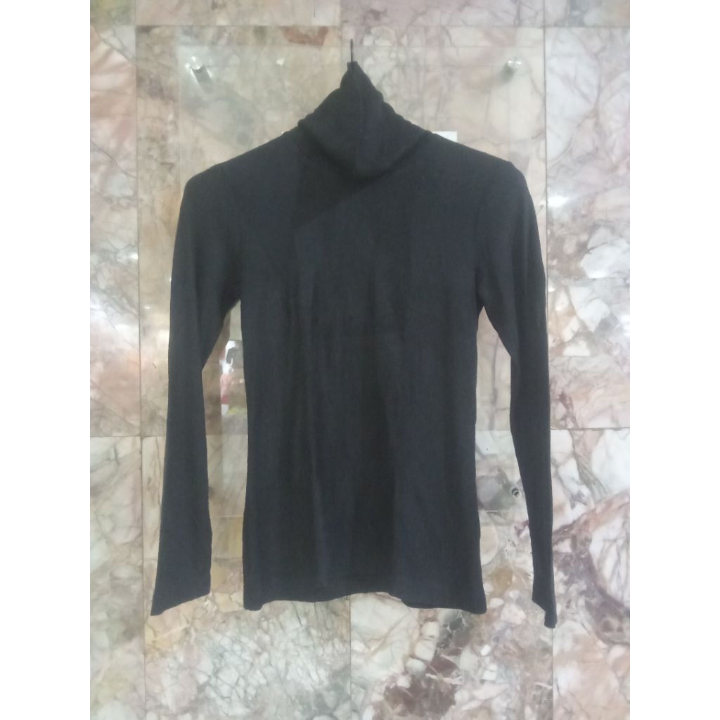 sale kaos turtleneck Heattech uni qlo size m