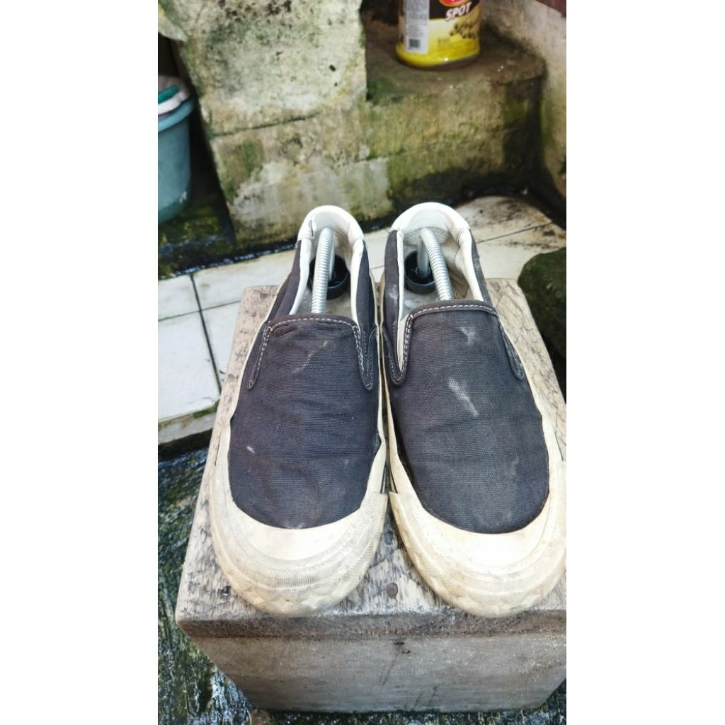 Sepatu Compass Retrograde Slip On