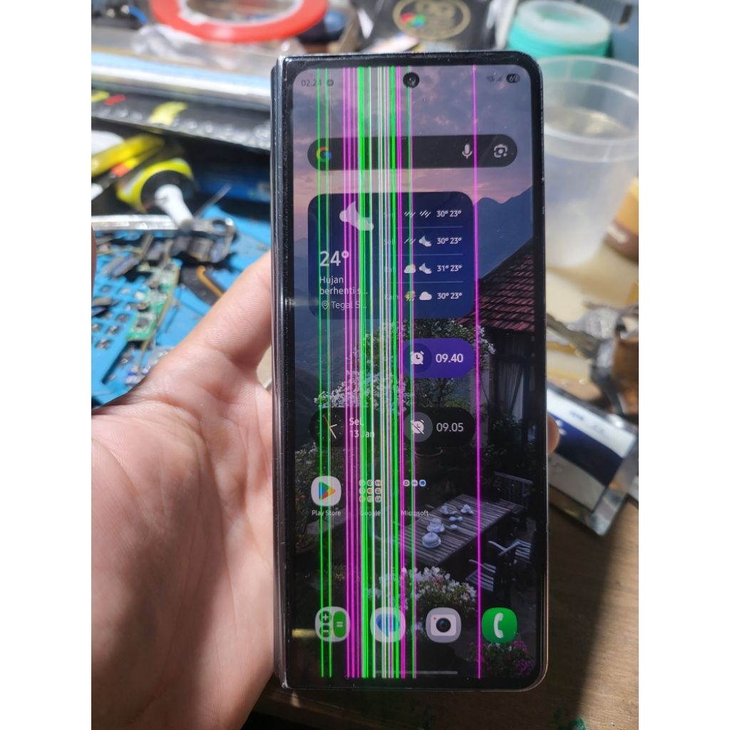 Layar depan Samsung Z fold 4 minus
