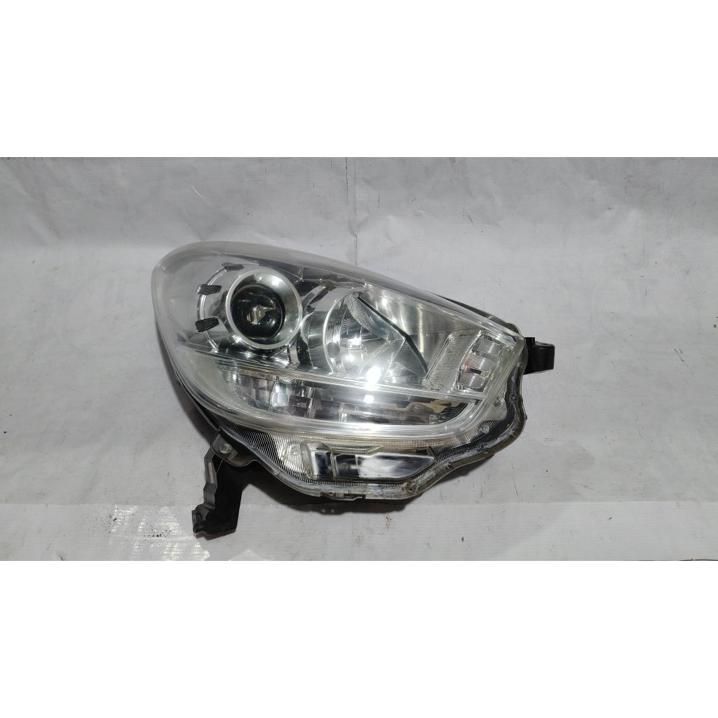 Lampu depan headlamp Daihatsu sirion