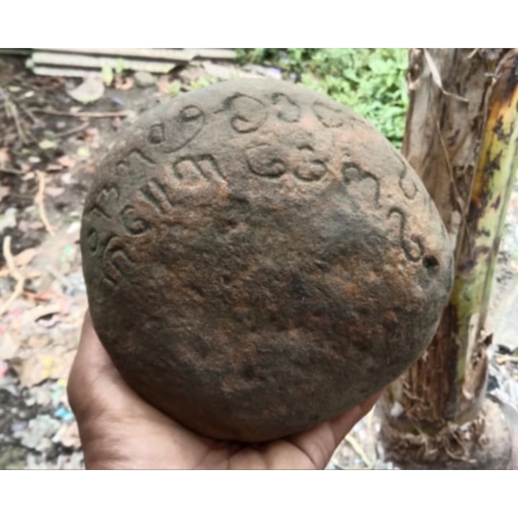 Artefak Kuno 2 Sisi. Gambar Surya Majapahit dan Tulisan Huruf Kuno. Temuan Majapahit Langka