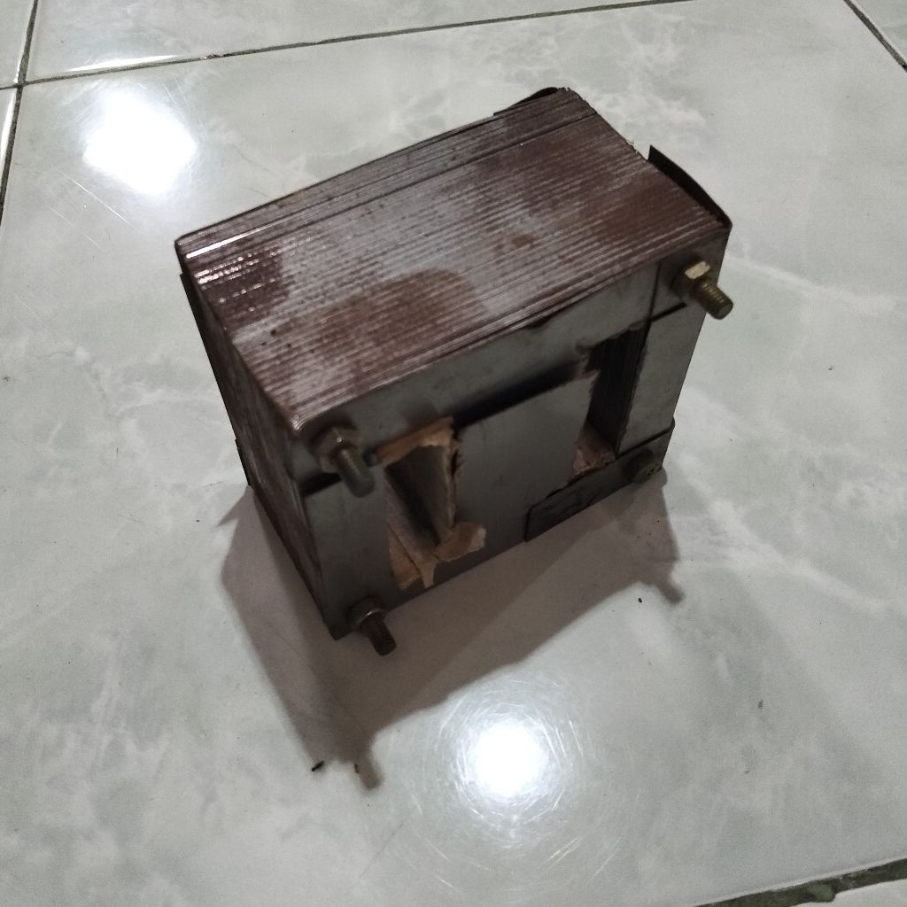 Jual Kern Trafo Besi Besar Bekas Berat 4,4 Kg Ukuran 11,4 x 9,5 x 6,7 cm Terjangkau