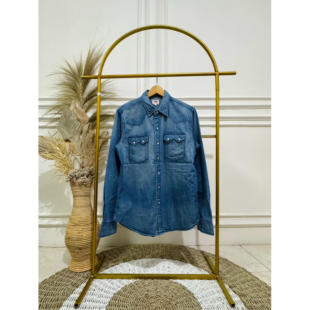 LEVIS DENIM SHIRT  L (kancing batu)