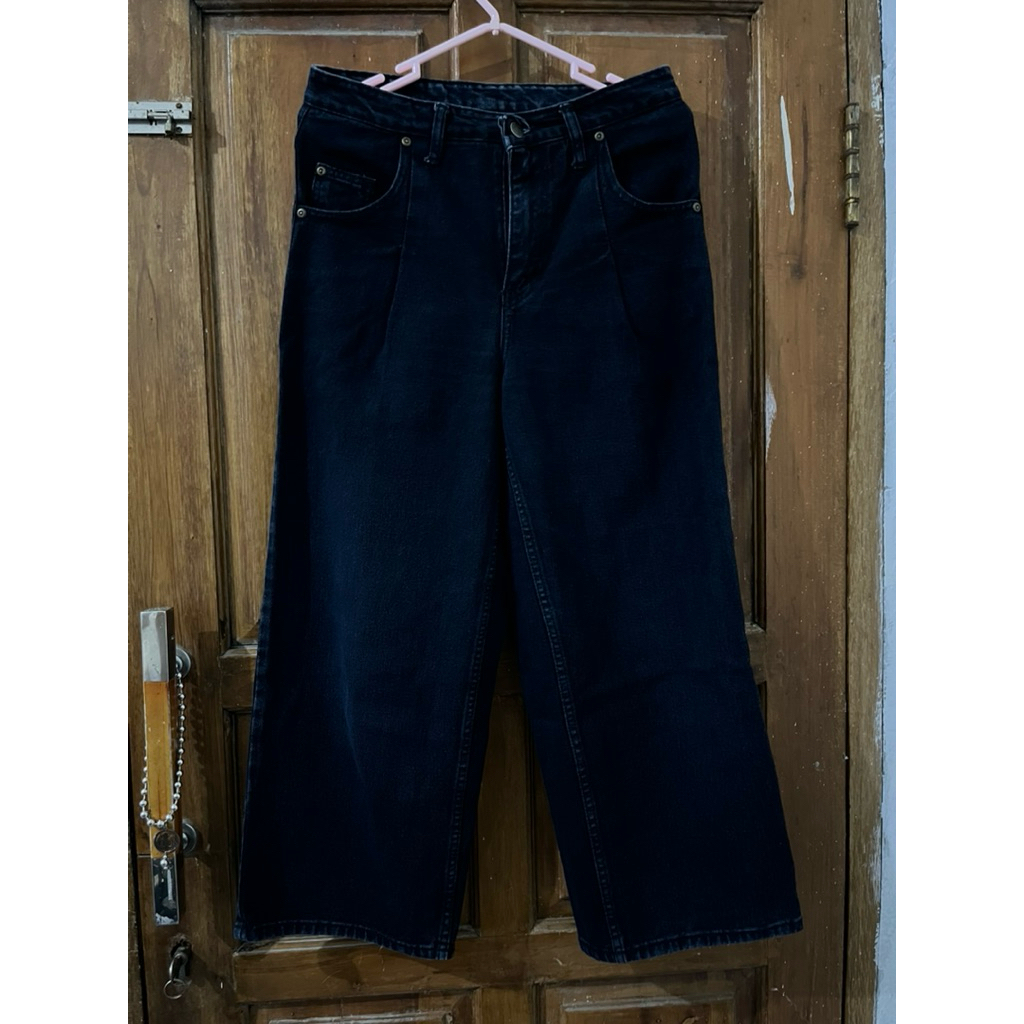 escrote black loose jeans