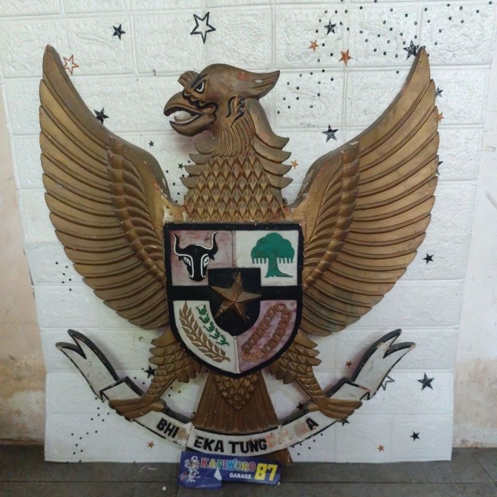 Garuda Pancasila ukir kayu lambang negara Indonesia