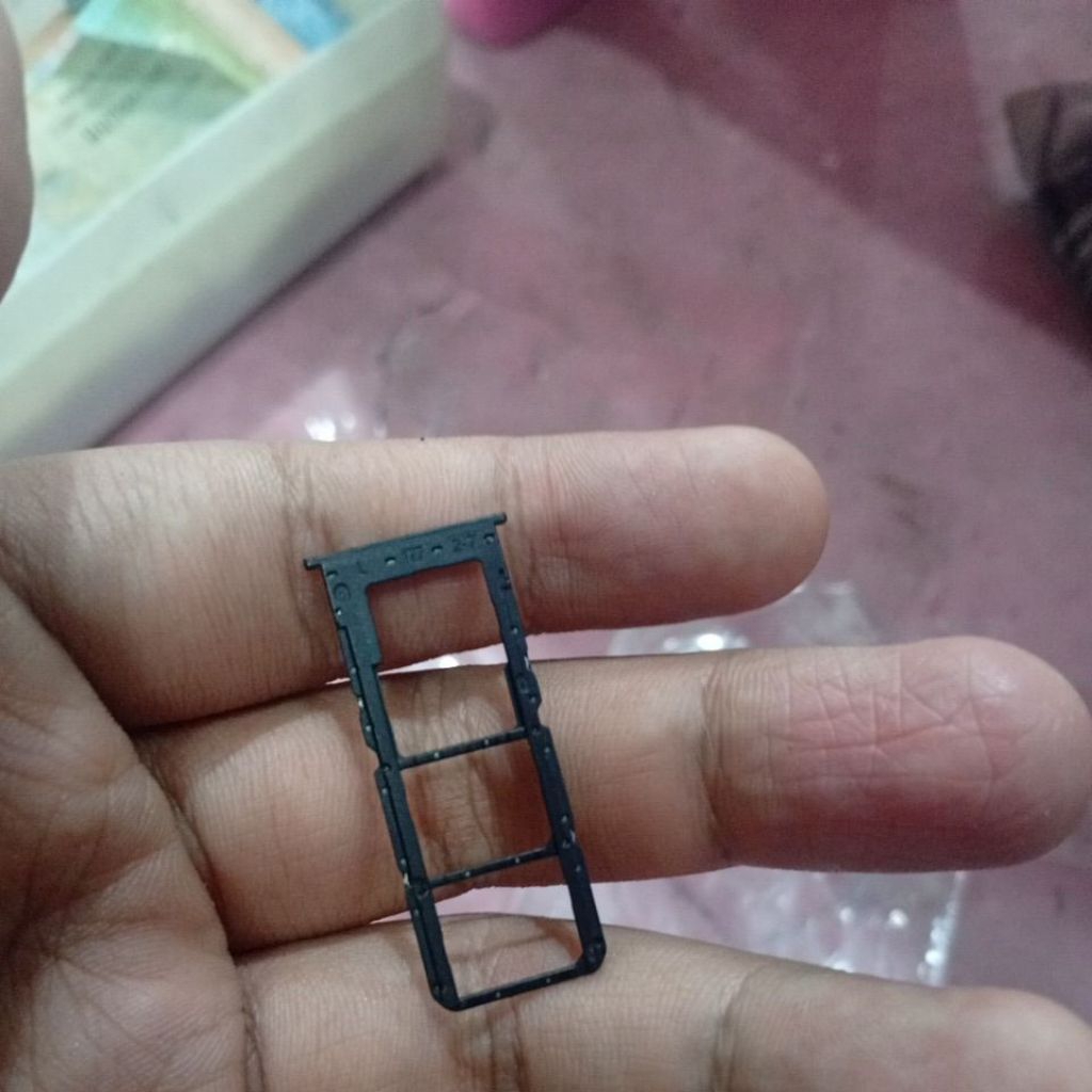 triple SIM card realme xt