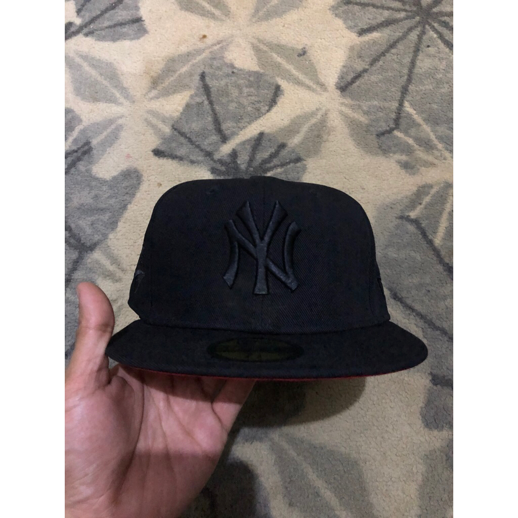 topi new era 59fifty yankees black uv red