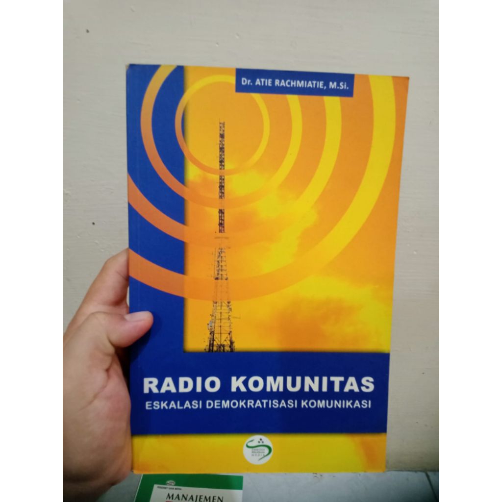 BUKU RADIO KOMUNITAS: ESKALASI DEMOKRATISASI KOMUNIKASI