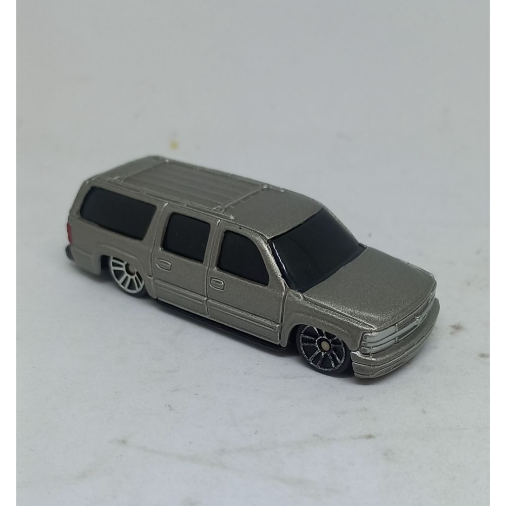 maisto 2001 chevrolet suburban loose diecast (t)