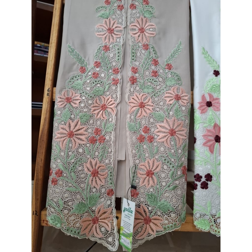 BAHAN KEBAYA BORDIR - MOTIF BUNGA CAPIT