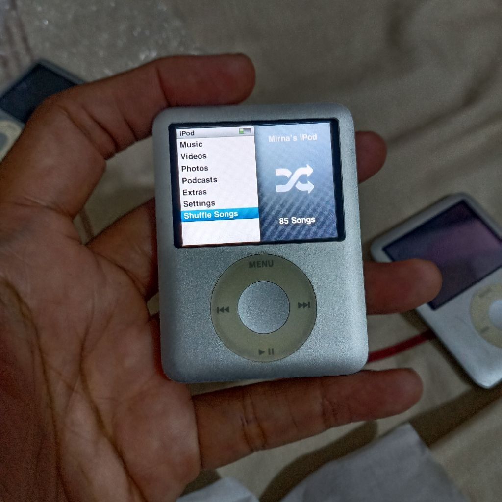 ipod nano gen 3 4 GB body masih bagus baterai sudah di remajakan baru pasti awet baterai klik well a