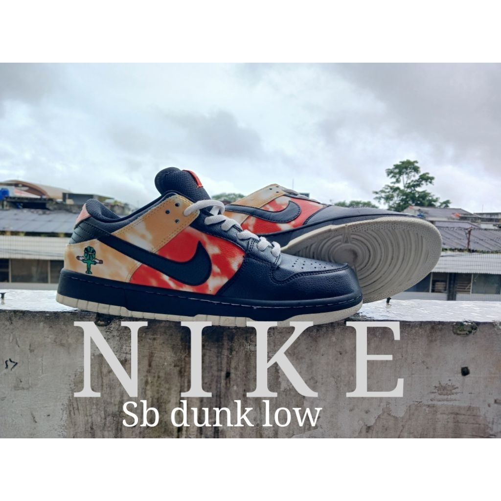 Sepatu keren NIKE SB DUNK LOW bekas pakai