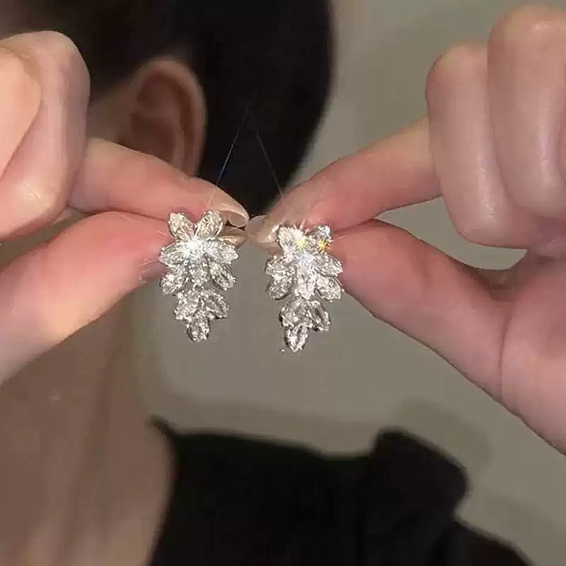 Anting Tindik Wanita Silver Kecil Simple Rumbai Bunga Berlian Stud Anting Anting Titanium Anti Karat