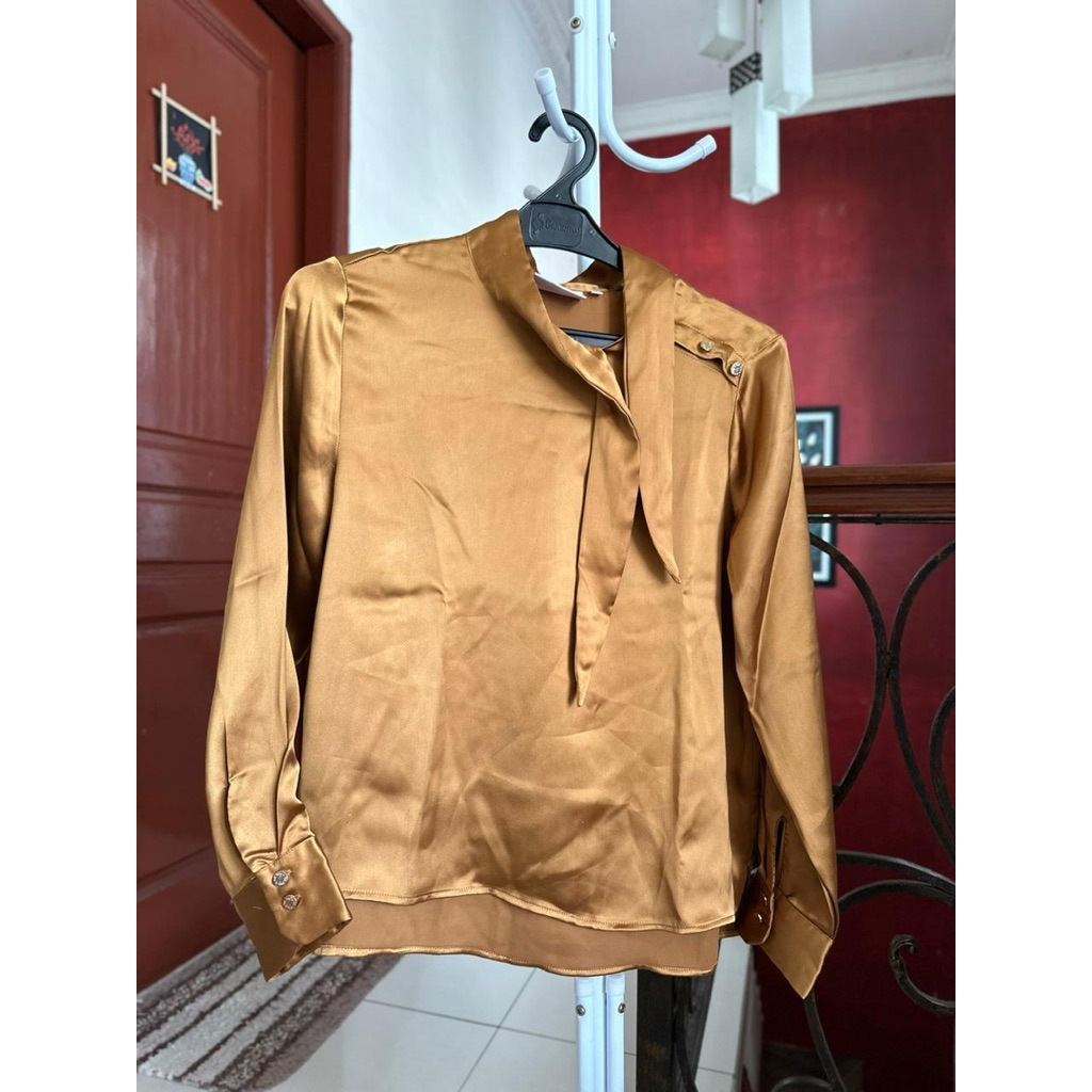 Blouse Satin Gold – Emily in Paris x Minimal | Size M