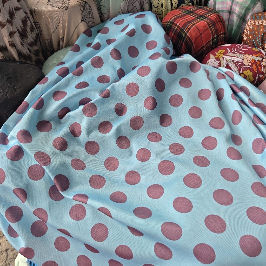 KAIN SATIN SILK PREMIUM MOTIF POLKADOT - KAIN SATEN MOTIF DOT - BAHAN KAIN MOTIF POLKADOT HARGA/0,5M
