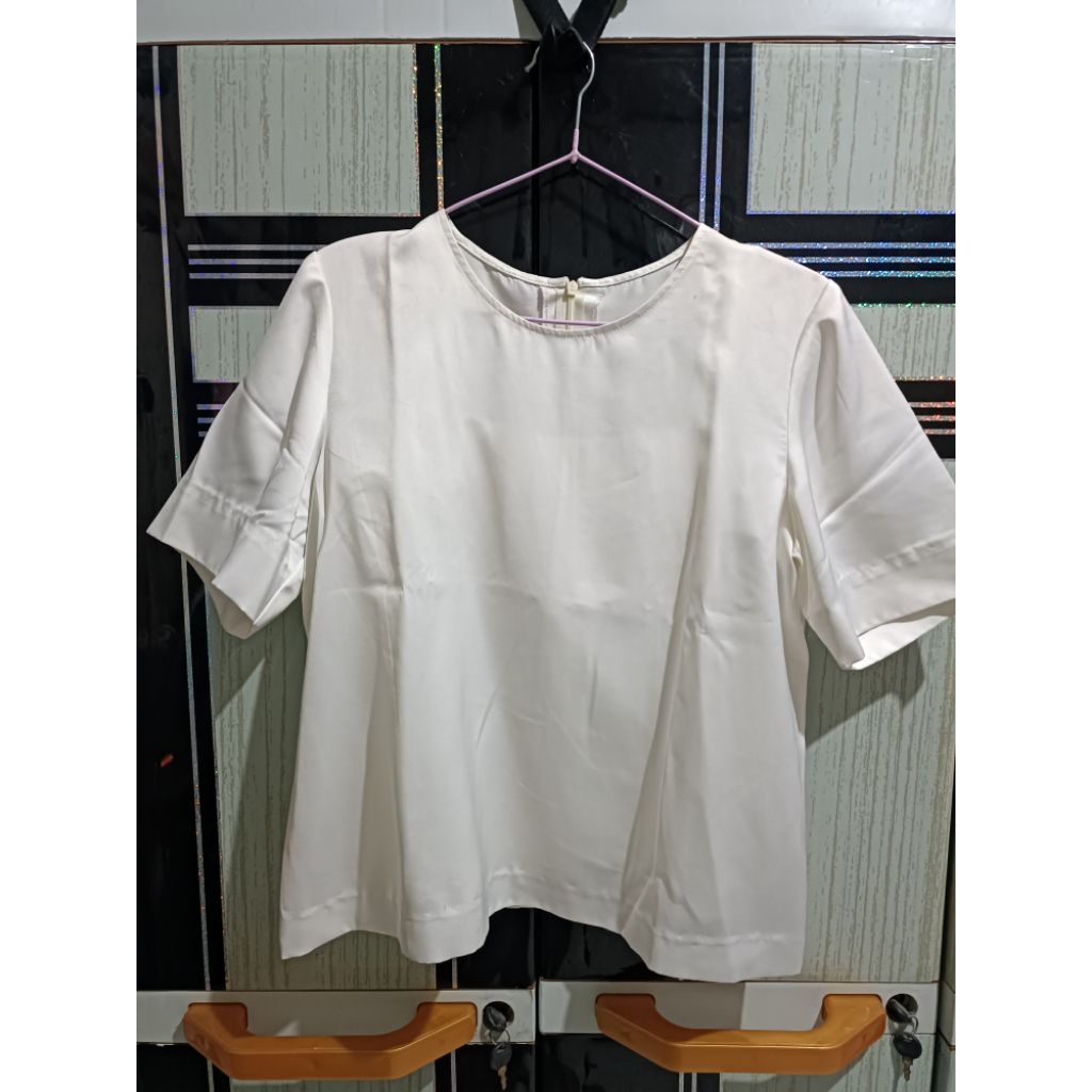 White Satin Blouse - Blus Putih Polos Lengan Pendek