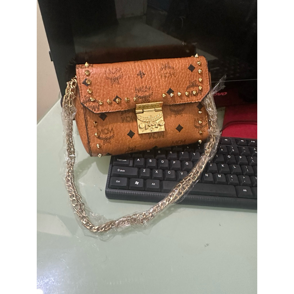 preloved tas MCM Millie Flap or Tracy Crossbody bag in Visetos coated canvas with gold-toned hardwar