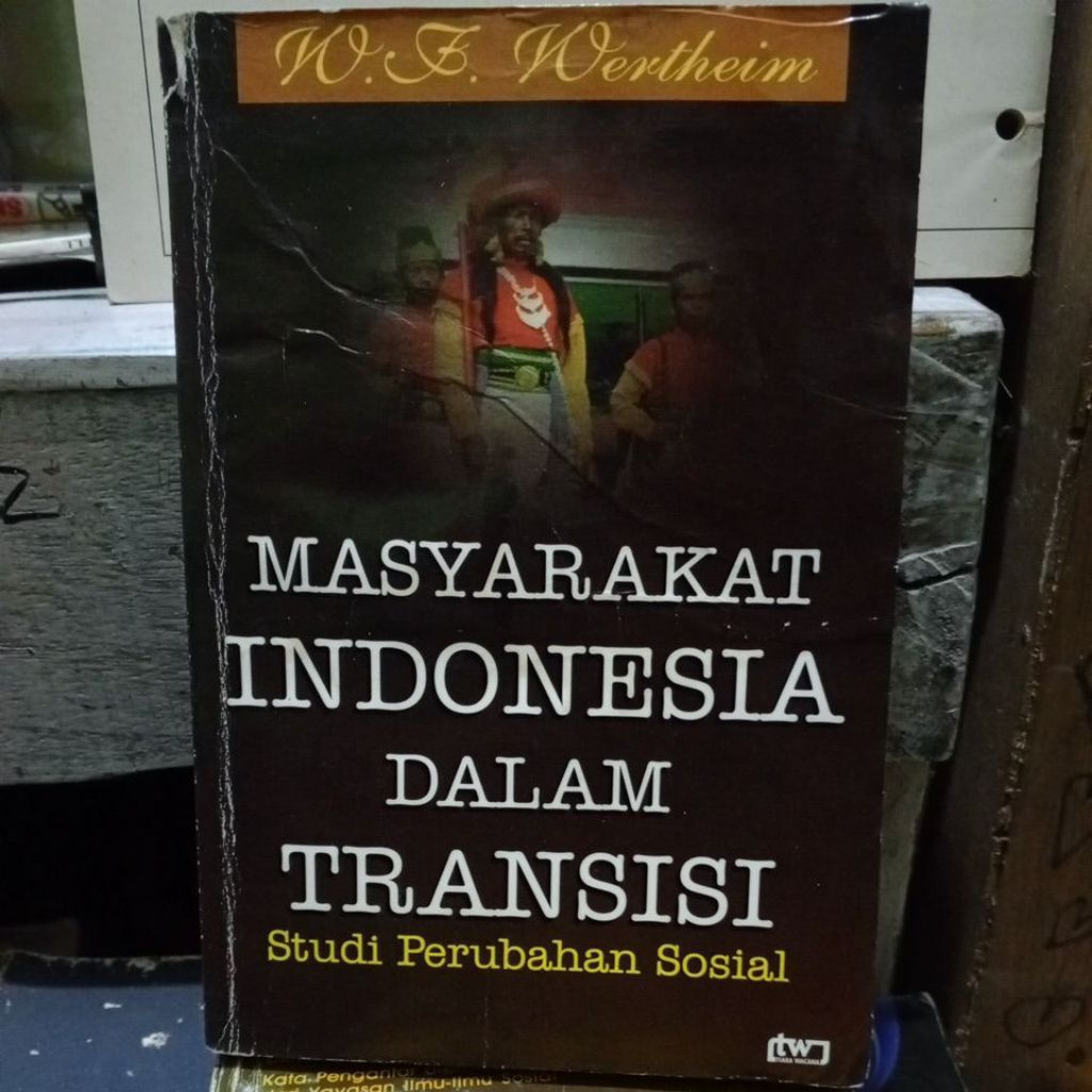 MASYARAKAT INDONESIA DALAM TRANSISI. Stidi perubahan sosial. W.F Wertheim