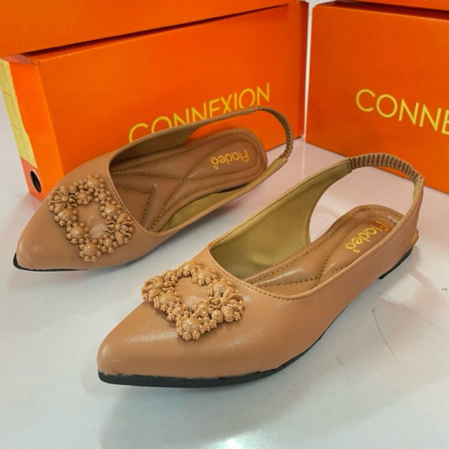 Connexion Sandal Teplek Wanita Tali Belakang Model CK08 dengan Hiasan Bunga Elegan dan Sol Nyaman Sh
