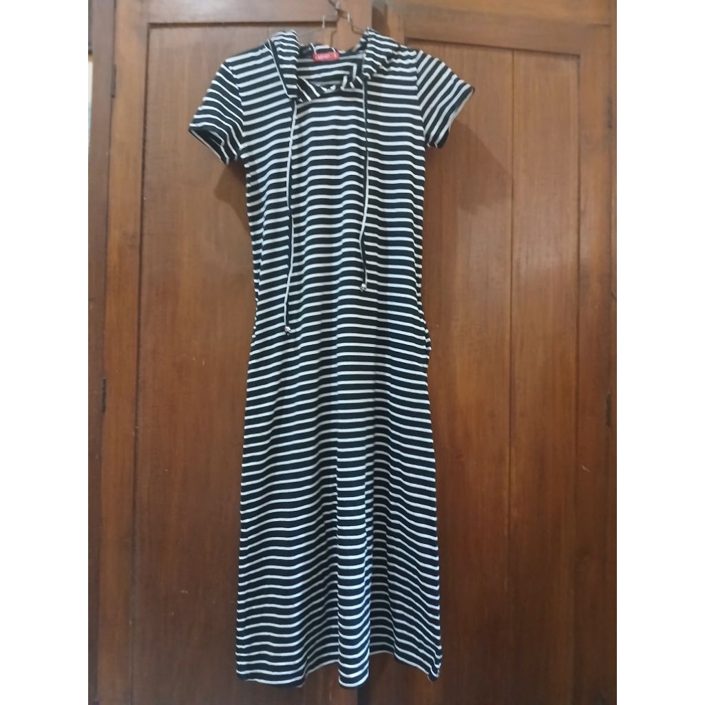 Preloved Gaun / dress / overall Graphis Matahari Salur hitam putih size S