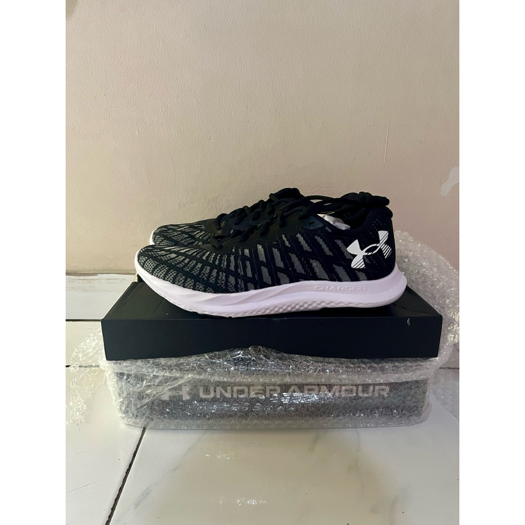 sepatu sneakers under armour charged breeze