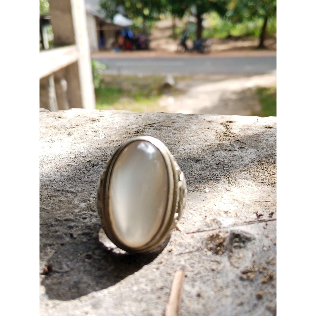 Anggur giwang calsedony