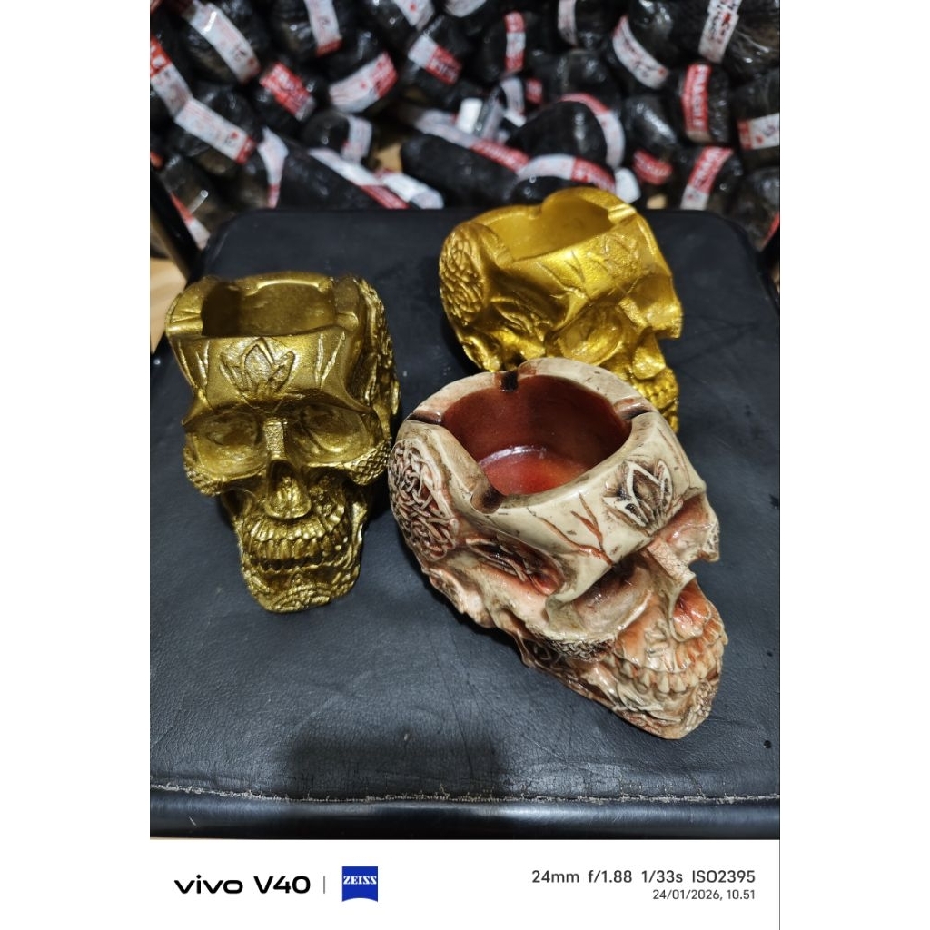 patung tengkorak. asbak