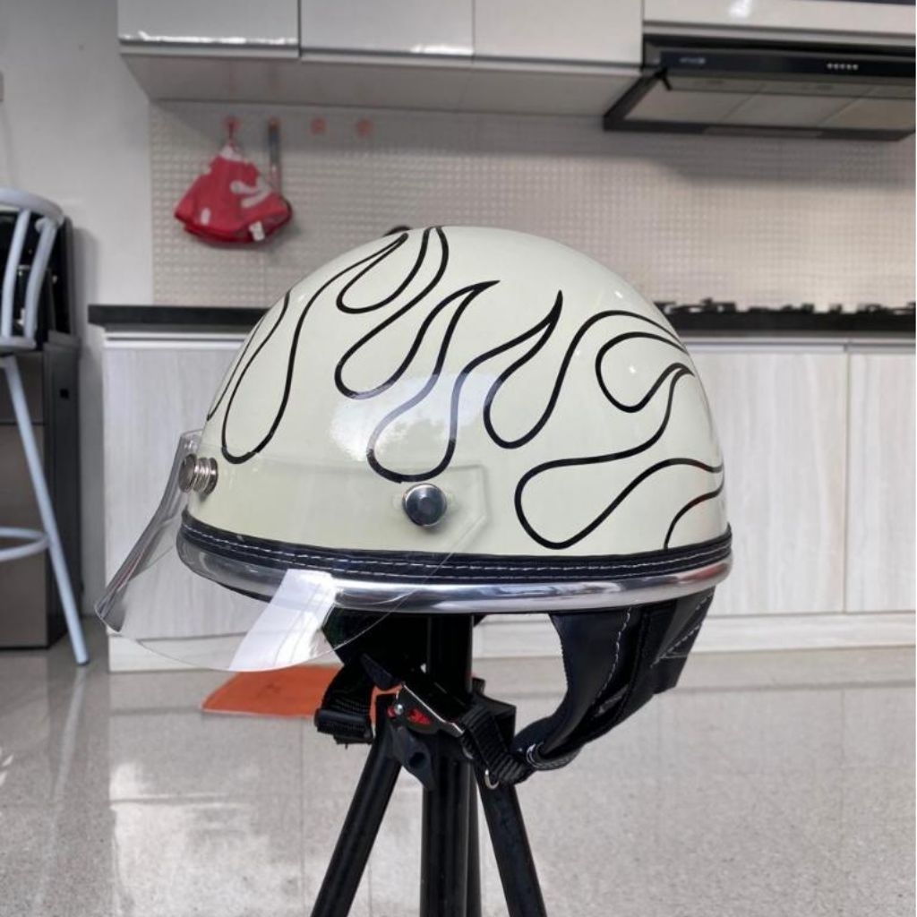 Helm Chip Retro Motif Api