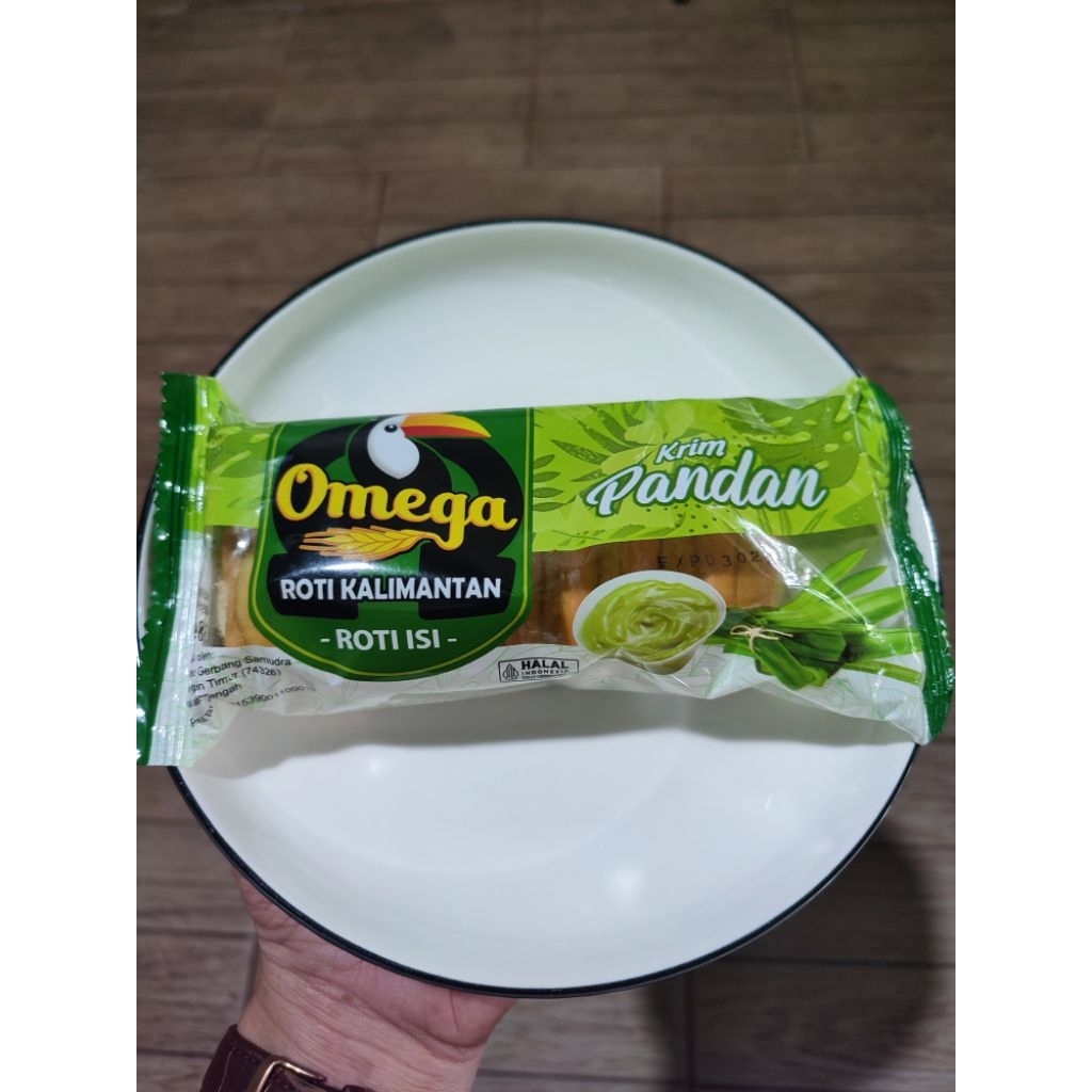 Roti Omega Krim Pandan 38 Gram Cemilan Aroma Harum Manis Lembut