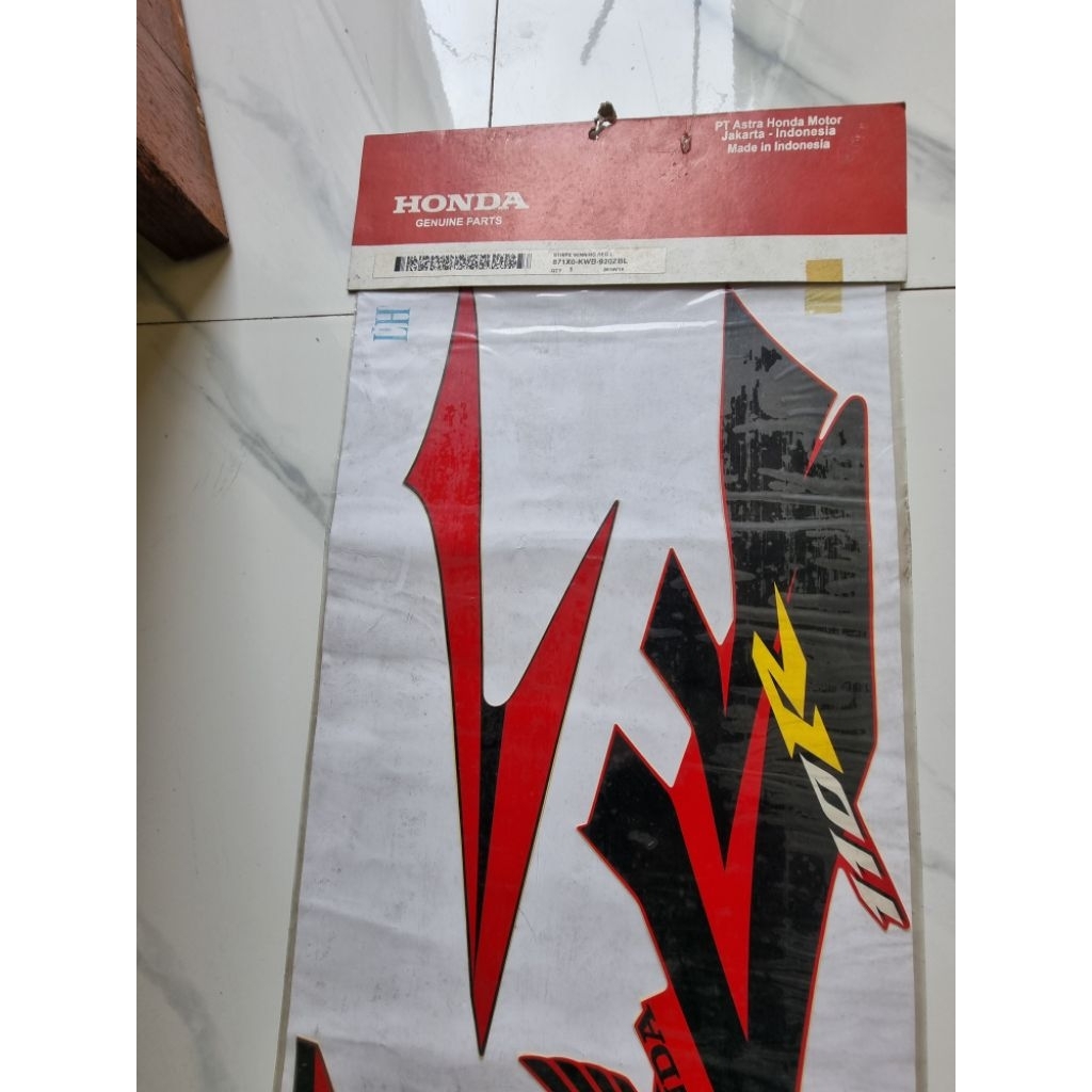 Stiker Sebelah Kiri Blade 110 R Merah 871X0-KWB-920ZBL