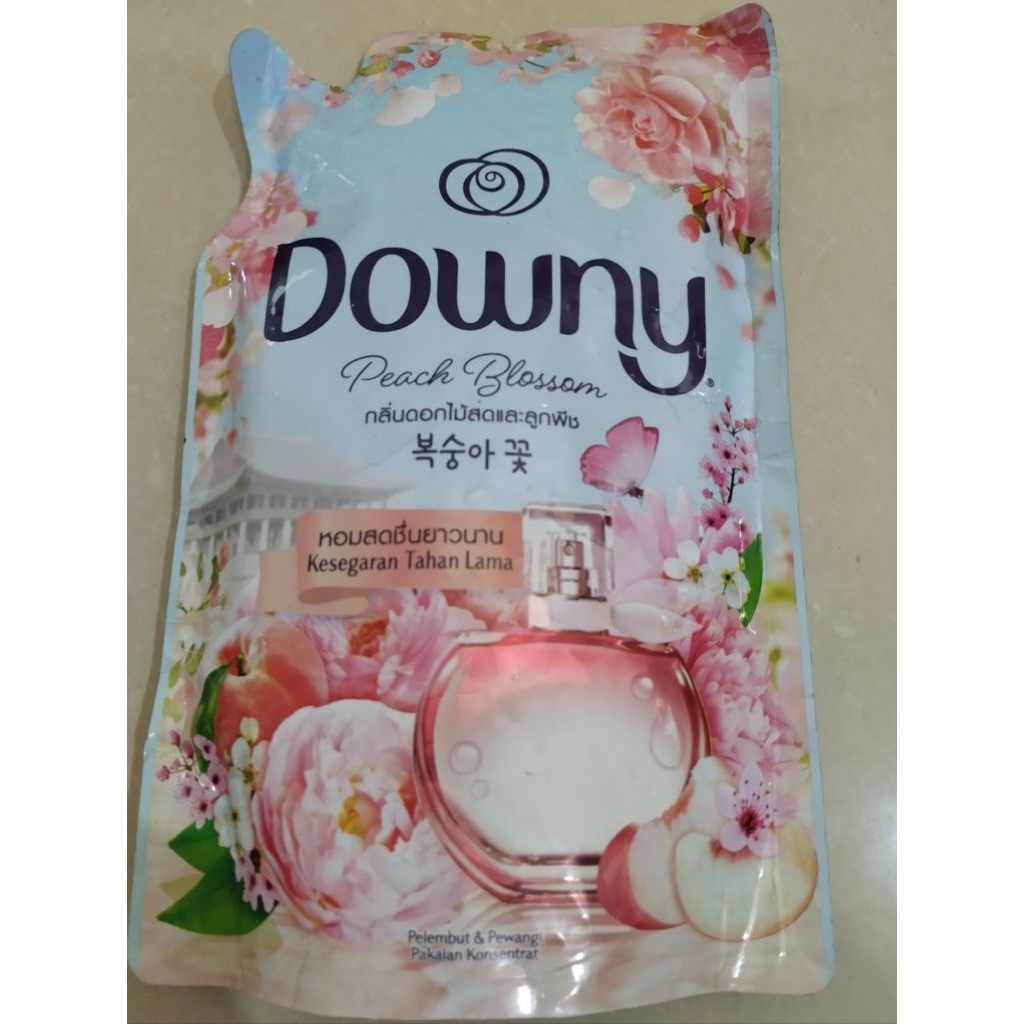Downy Peach Blossom Pelembut & Pewangi Pakaian Konsentrat 470ml