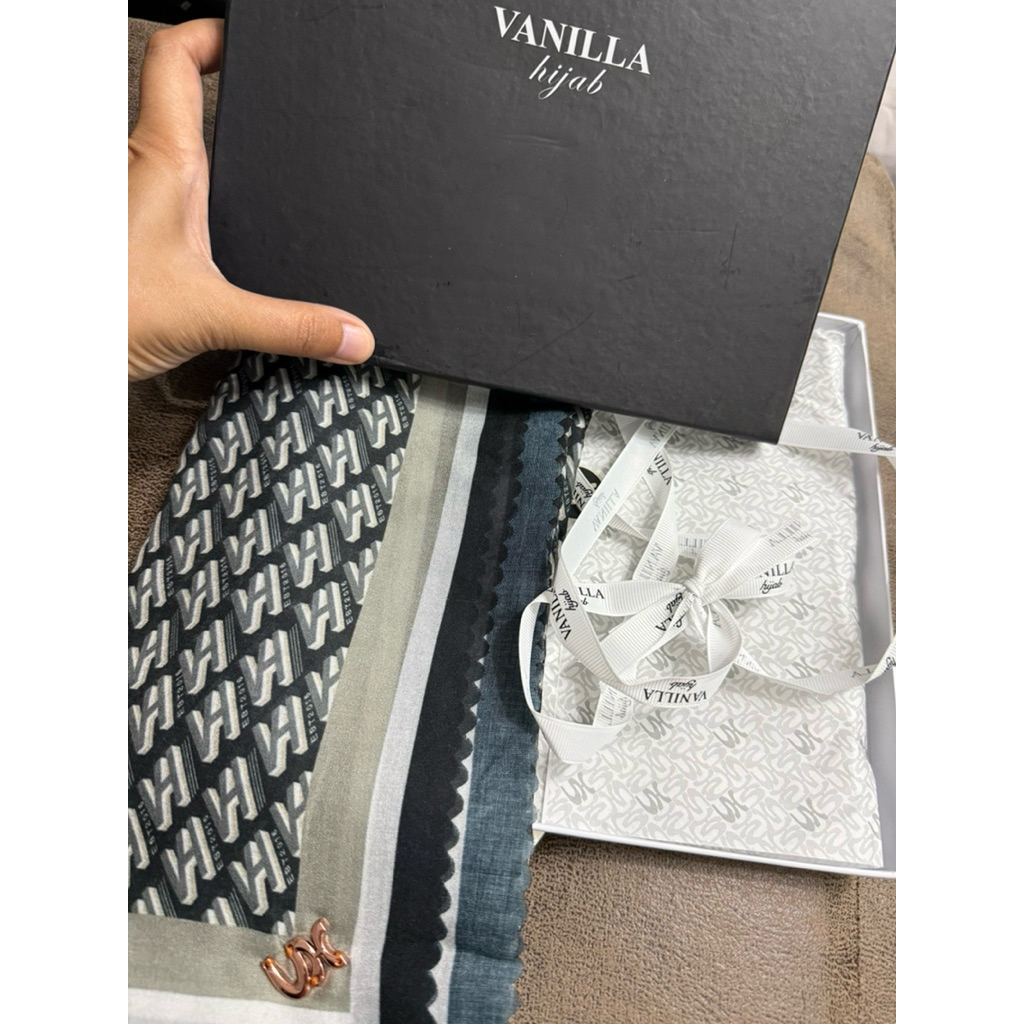 PRELOVED VANILLA HIJAB MONOGRAM CEO - DOOR BLACK