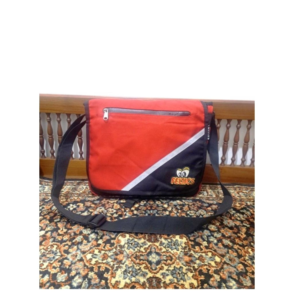 Tas sling bag feltics merah