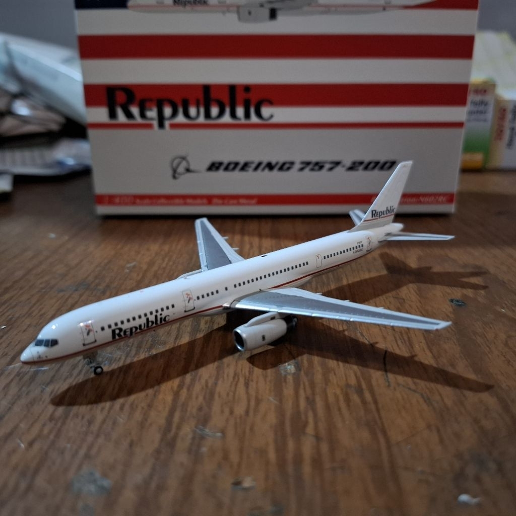 diecast pesawat NG Models Boeing B757-200 Republic 1:400
