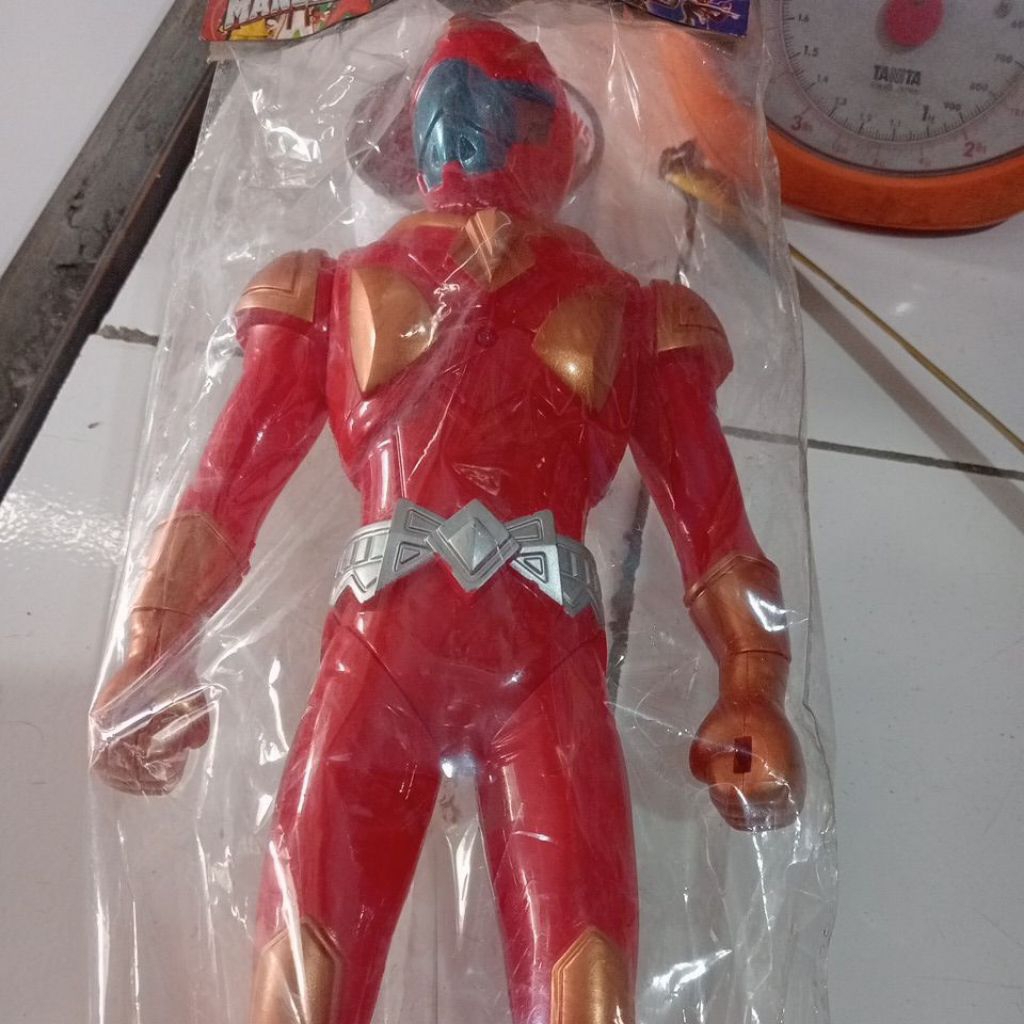 mainan manusia super ultra man