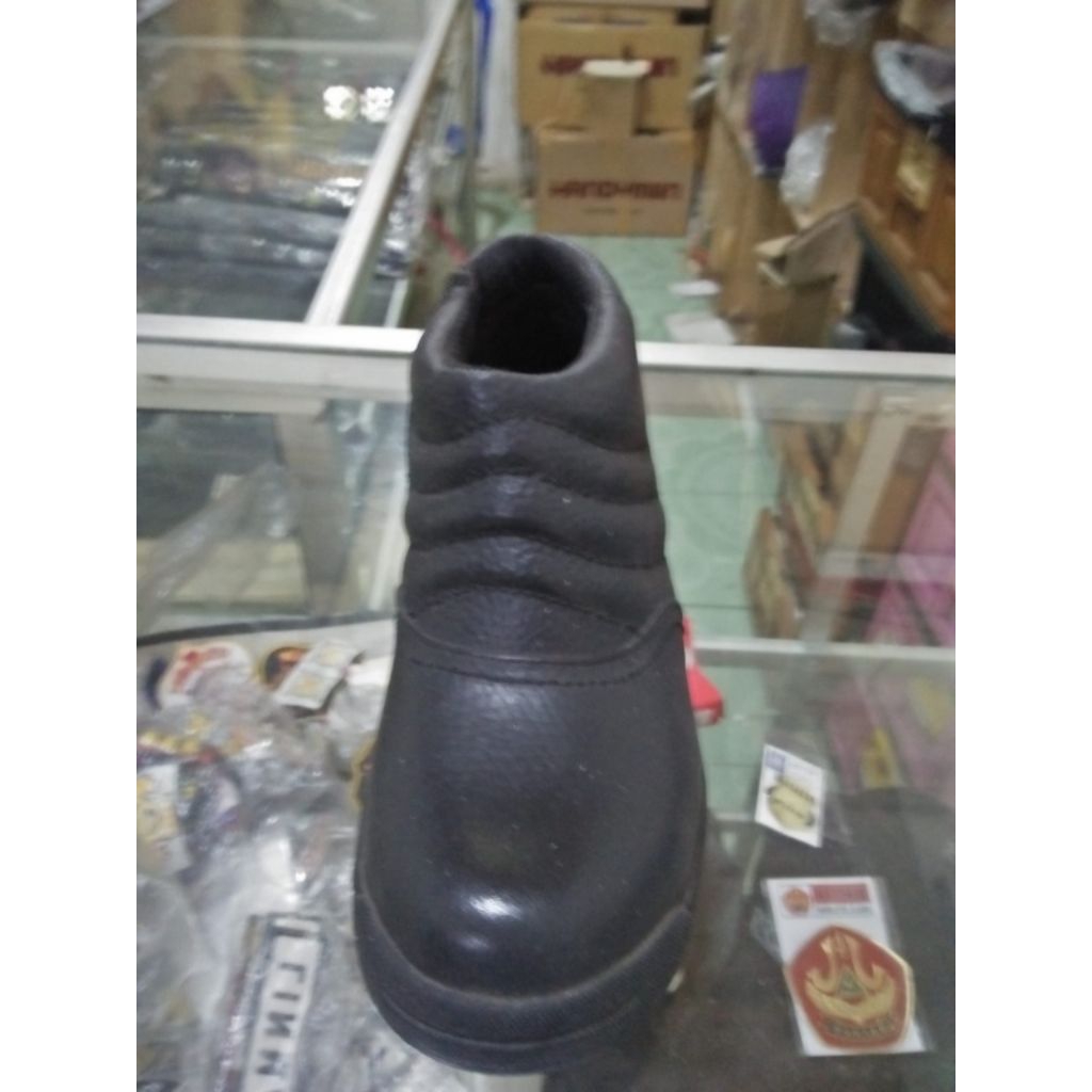 sepatu safety handyman warna hitam ukuran 39
