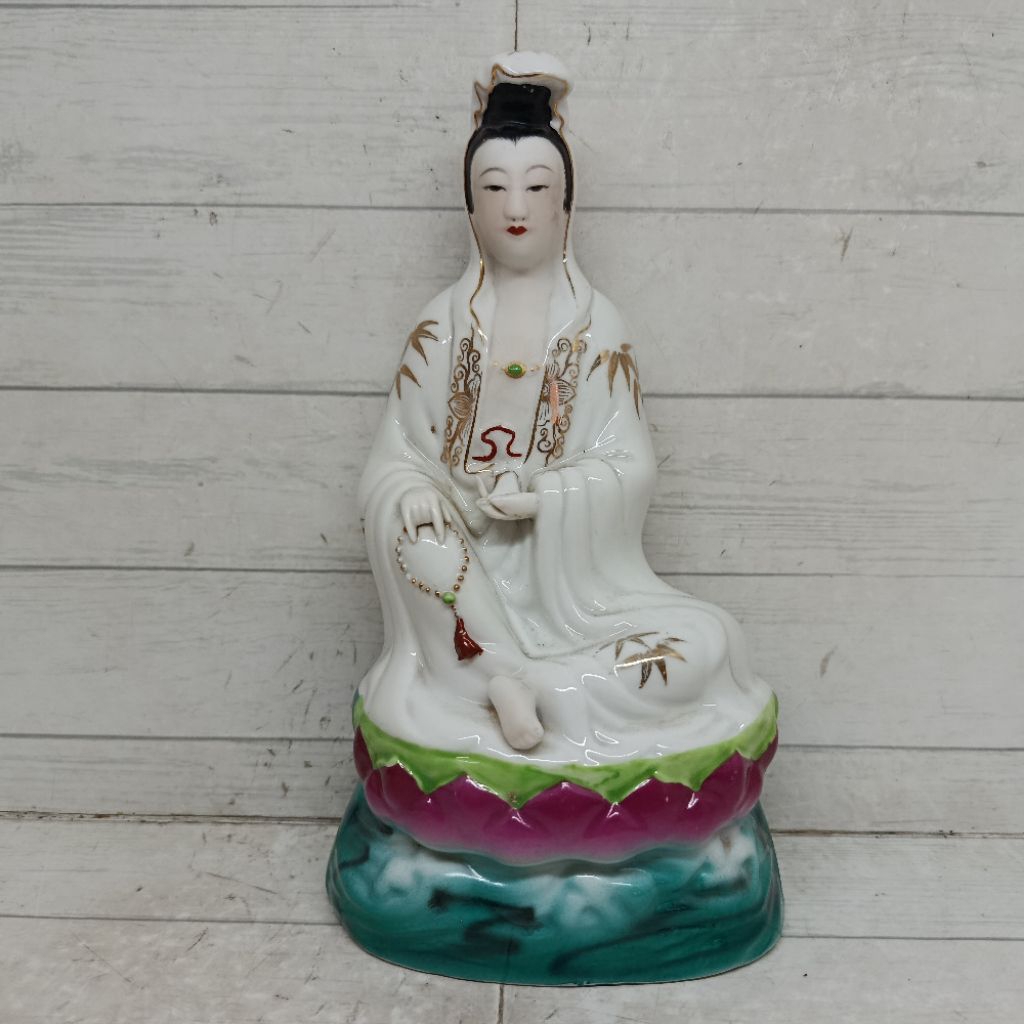 Patung Porselen atau Keramik Dewi Kwan Im