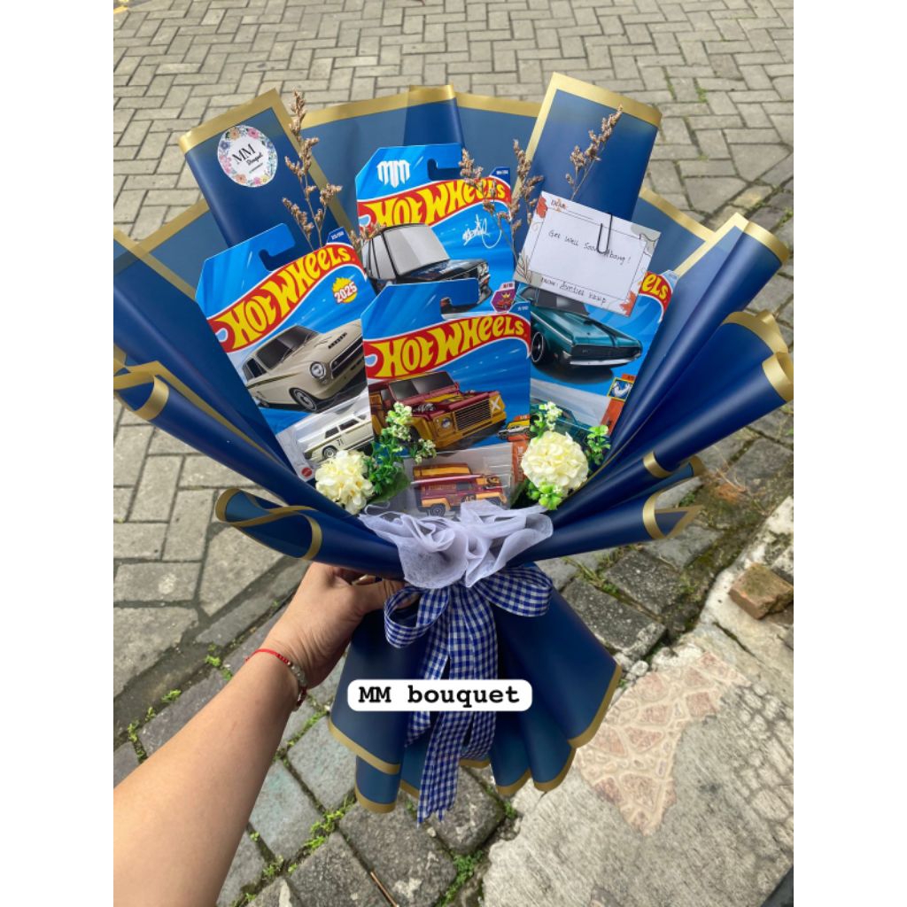 Buket Hotwheels isi 4 mobil-buket mainan mobilan-buket wisuda hotwheels-hadiah ulang tahun anak cowo