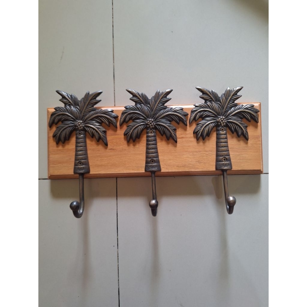 Kapstok Kuningan motif pohon kurma besar plus papan kayu | Gantungan baju dan aksesoris bahan kuning