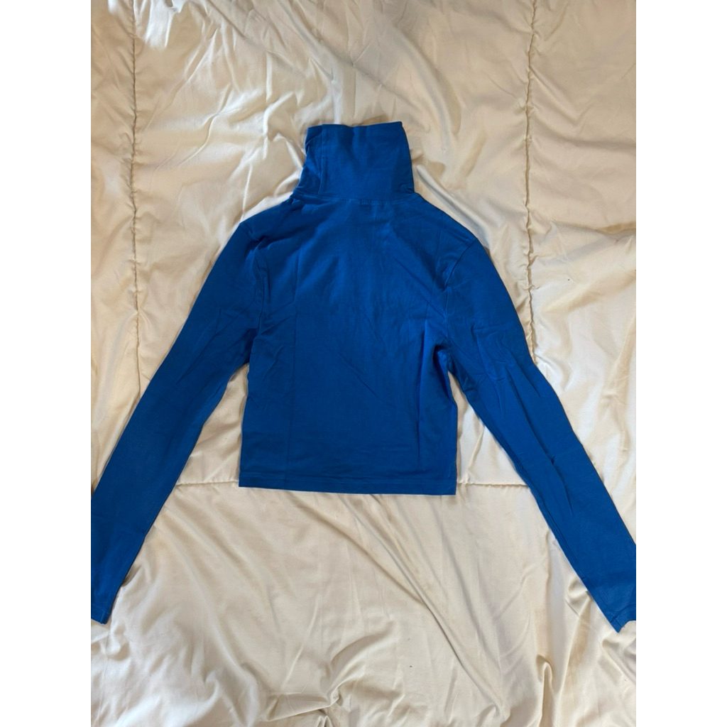 Blue turtle neck crop HM