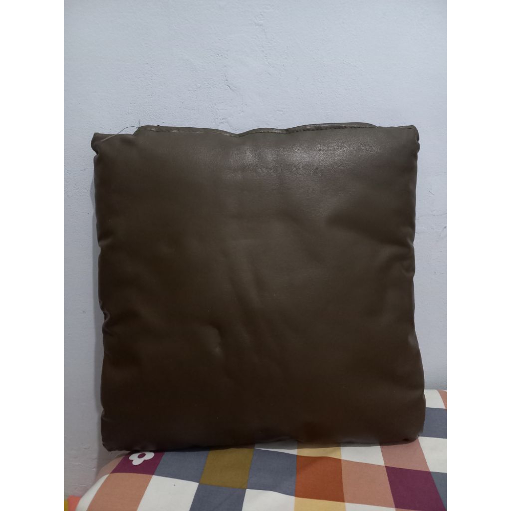 Bantal sofa kulit sintetis (PRELOVED)
