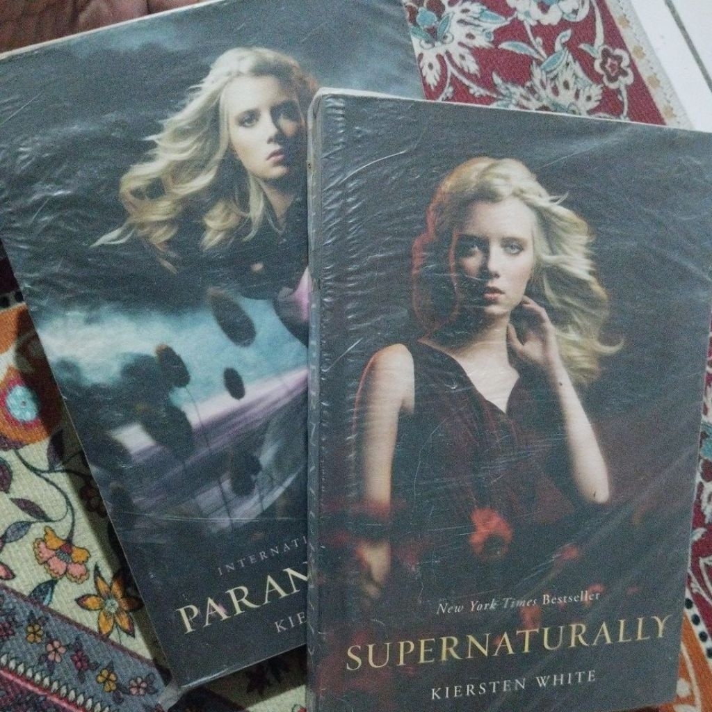 Novel Fantasi Paranormal Romance - Kiersten White (Original)