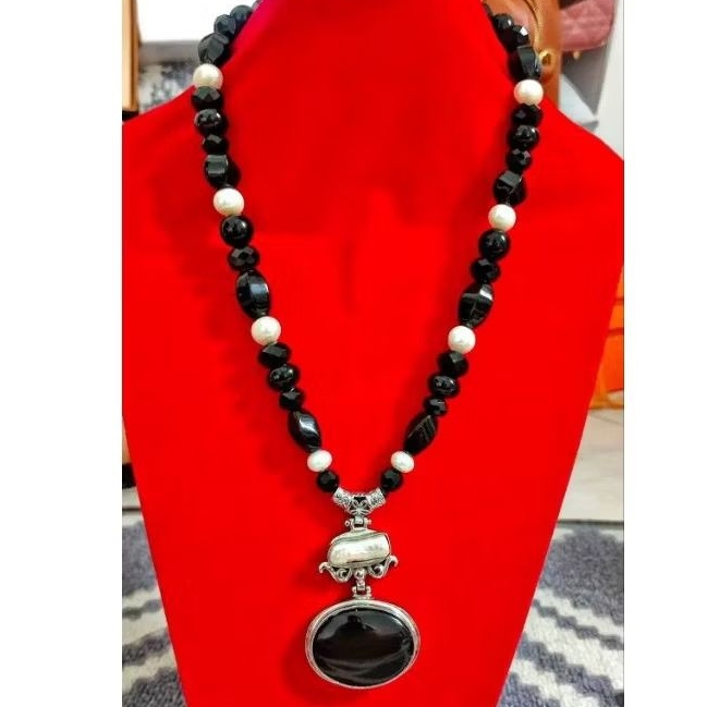 kalung mutiara dan batu hitam dengan liontin